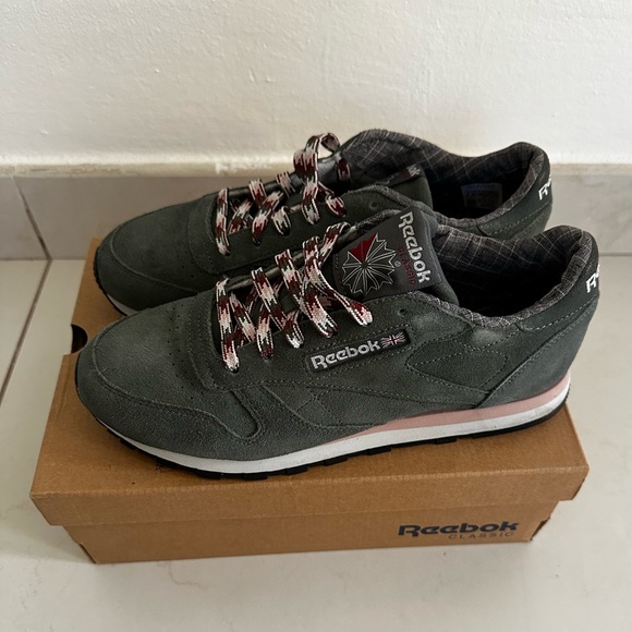 Brand New Reebok Classic Leather W&W Green and Pink Sneakers - Picture 3 of 4